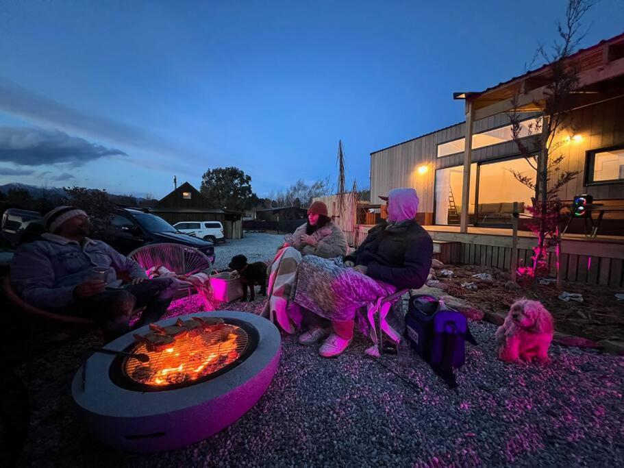 Alpine Chalet - Views, Fire-Pit, Central, Cosy Wanaka Buitenkant foto