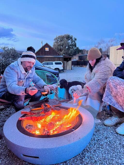 Alpine Chalet - Views, Fire-Pit, Central, Cosy Wanaka Buitenkant foto