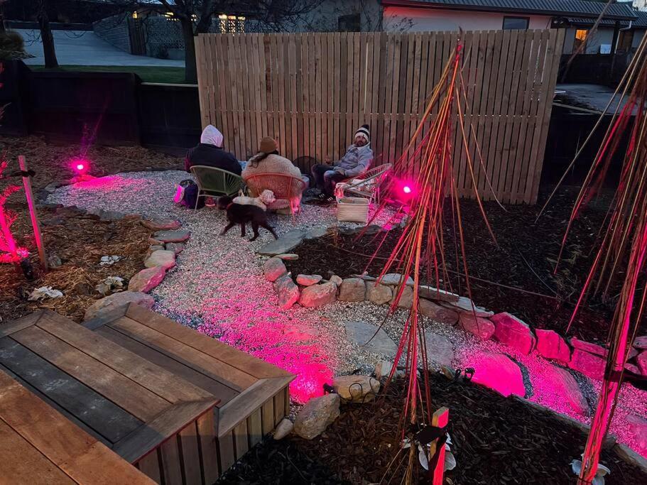 Alpine Chalet - Views, Fire-Pit, Central, Cosy Wanaka Buitenkant foto
