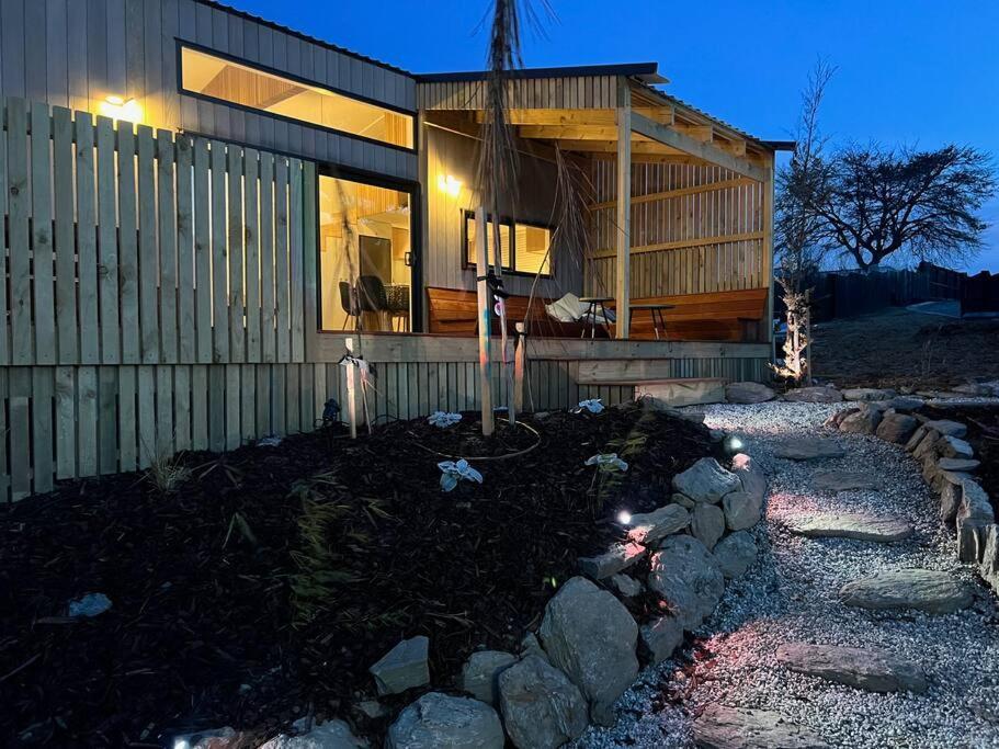Alpine Chalet - Views, Fire-Pit, Central, Cosy Wanaka Buitenkant foto